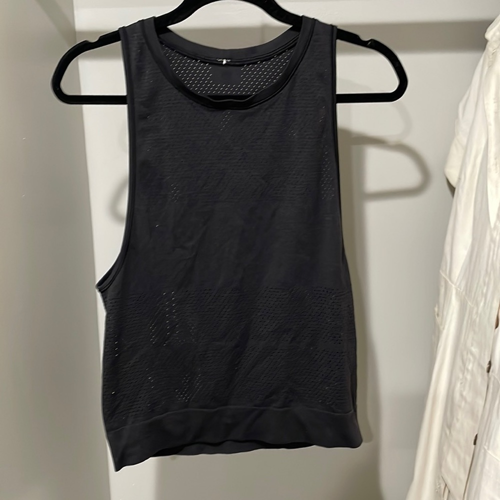 Lululemon “pinnie” crop top